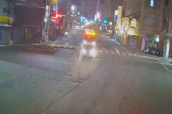 台中市西區民權路/建國路(右側車流往向上路)