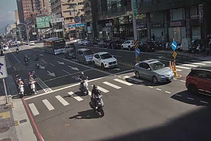 台中市北區進化北路/學士路(右側車流往崇德路)