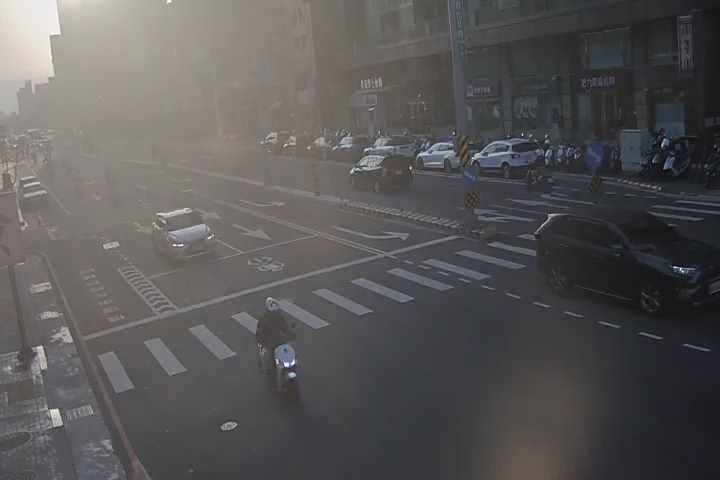 進化北路/學士路(右側車流往崇德路)