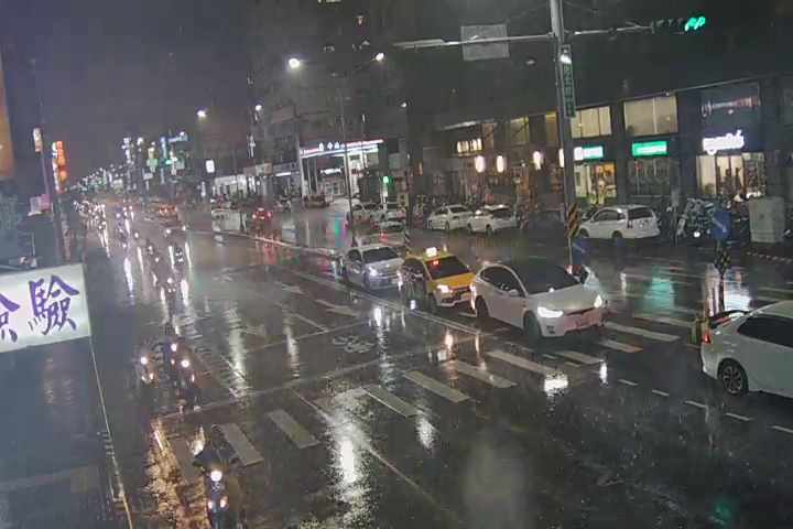 台中市北區進化北路/學士路(右側車流往崇德路)