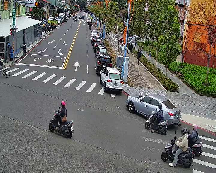 台中市東區復興東一街/忠孝路(右側車流往復興路)