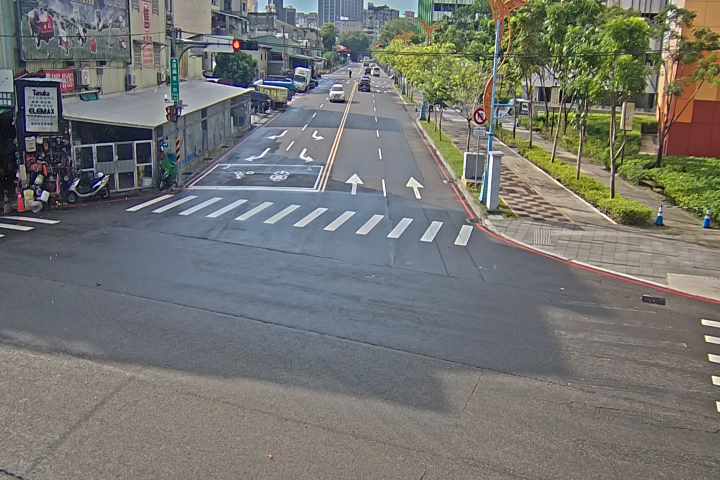 台中市東區復興東一街/忠孝路(右側車流往復興路)
