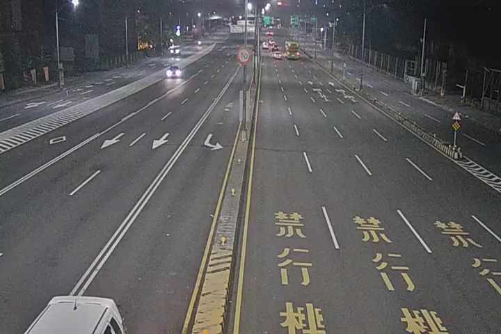 台灣大道/安和路(右側車流往文心路中央分隔島)