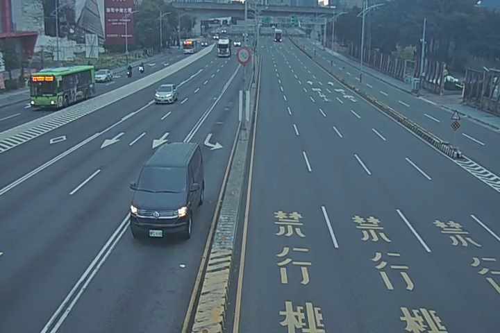 台灣大道/安和路(右側車流往文心路中央分隔島)