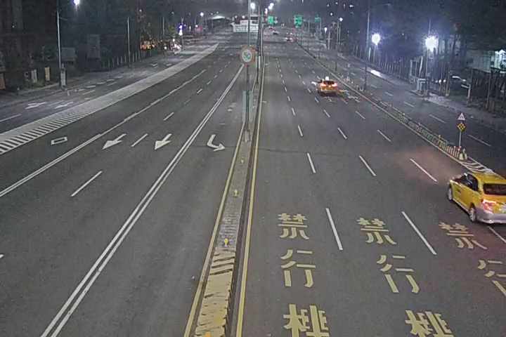 台灣大道/安和路(右側車流往文心路中央分隔島)