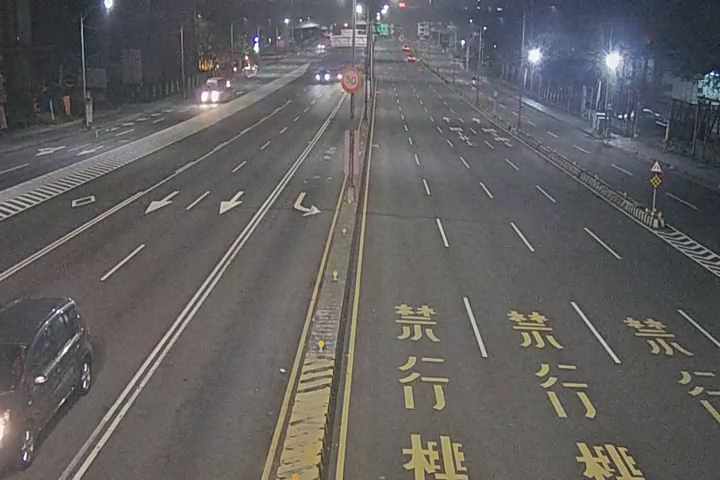 台灣大道/安和路(右側車流往文心路中央分隔島)