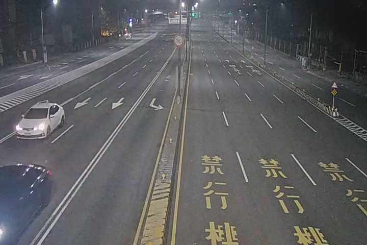 台灣大道/安和路(右側車流往文心路中央分隔島)