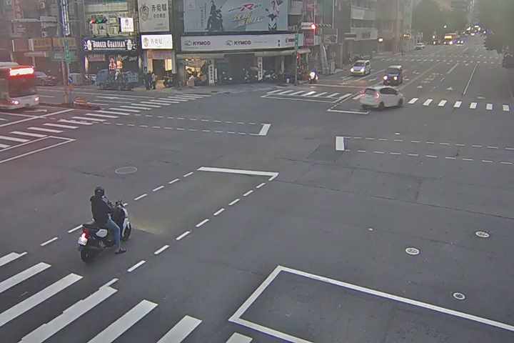 民權路/五權路(右側車流往三民路)