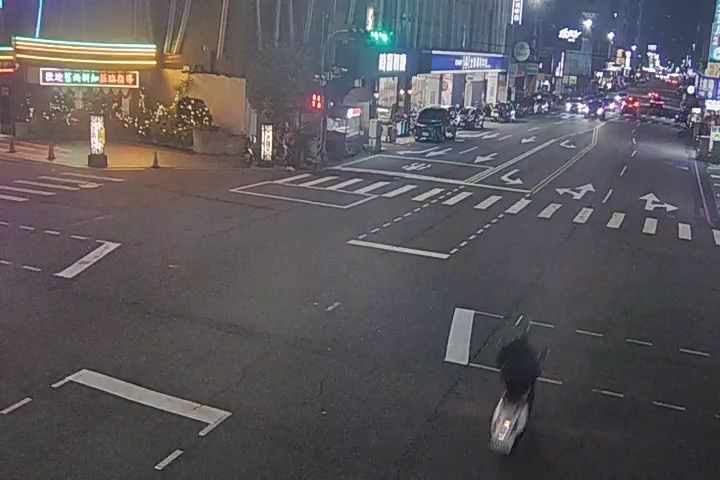 台中市西區向上路/美村路(右側車流往忠明南路)