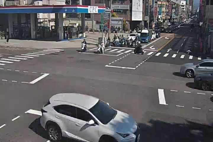 台中市西區向上路/忠明南路(右側車流往民權路方向)