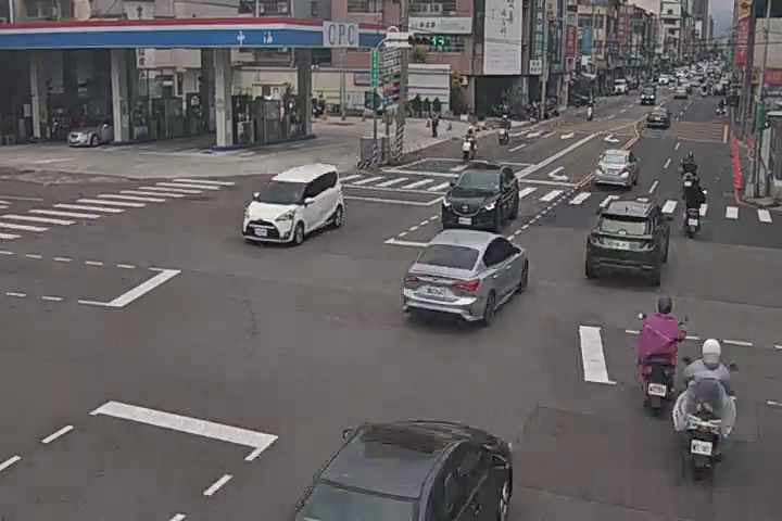 台中市西區向上路/忠明南路(右側車流往民權路方向)