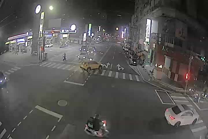 河南路二段與西屯路二段(右側車流往台灣大道)