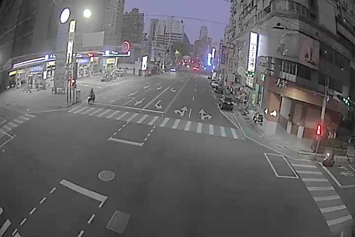 河南路二段與西屯路二段(右側車流往台灣大道)