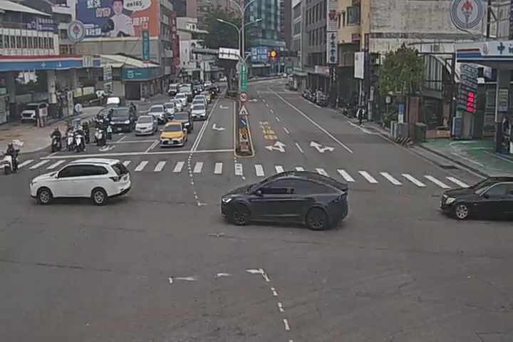 台中市北區中清路/英才路(右側車流往五權路方向)