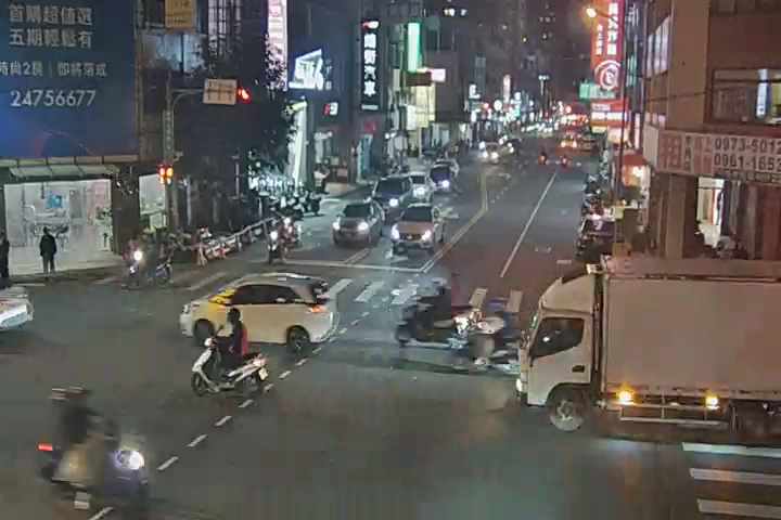 向上南路/東興路(右側車流往文心路)