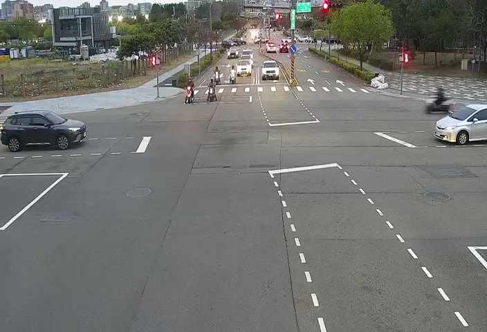 敦化路/經貿路(右側車流往凱旋路)