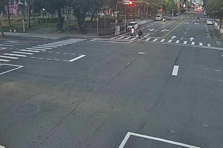 向上路/英才路(右側車流往忠明南路)