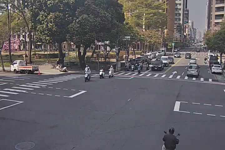 向上路/英才路(右側車流往忠明南路)