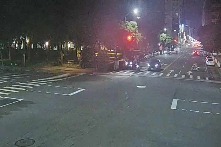 台中市西區向上路/英才路(右側車流往忠明南路)