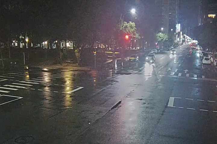 台中市西區向上路/英才路(右側車流往忠明南路)
