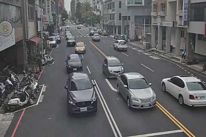 台中市西區向上路/民權路(右側車流往環中路)