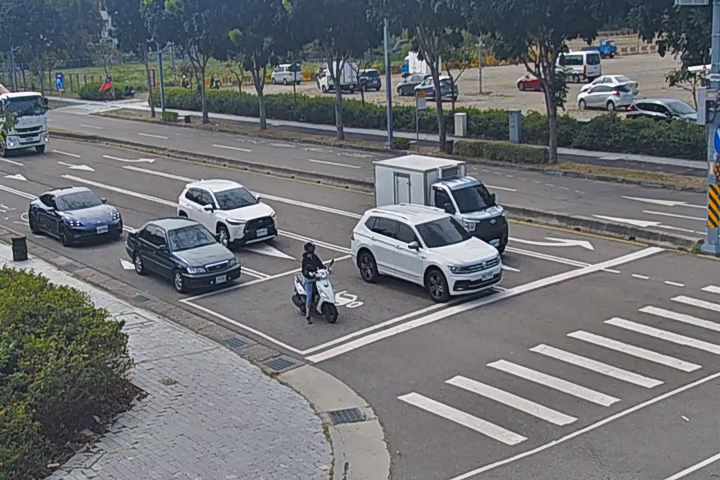 大鵬路/經貿路(右側車流往凱旋路)