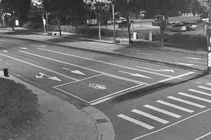 大鵬路/經貿路(右側車流往凱旋路)