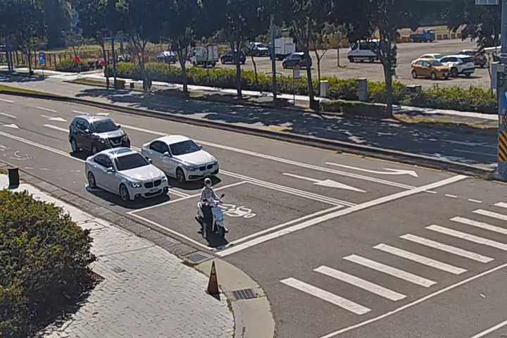 台中市北屯區大鵬路/經貿路(右側車流往凱旋路)