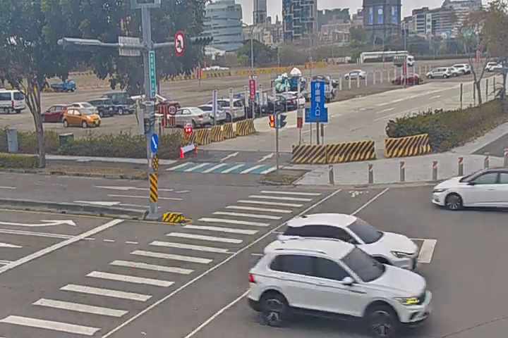 大鵬路/經貿路(右側車流往凱旋路)