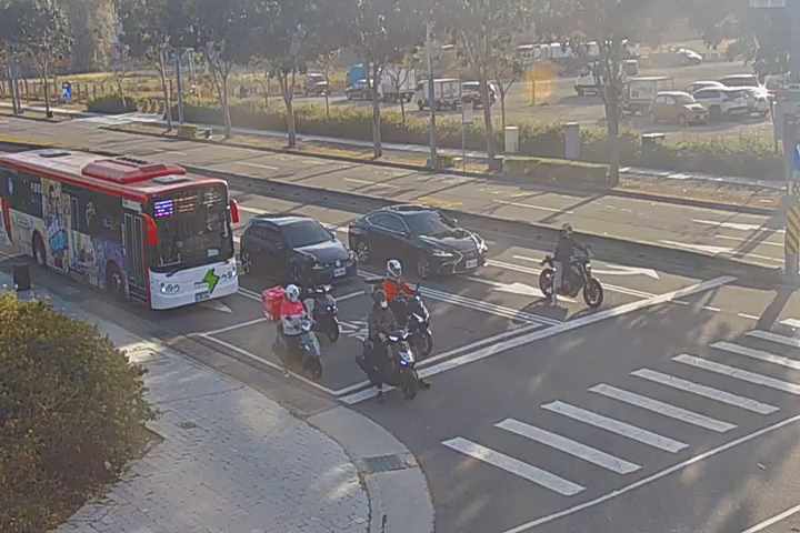 大鵬路/經貿路(右側車流往凱旋路)
