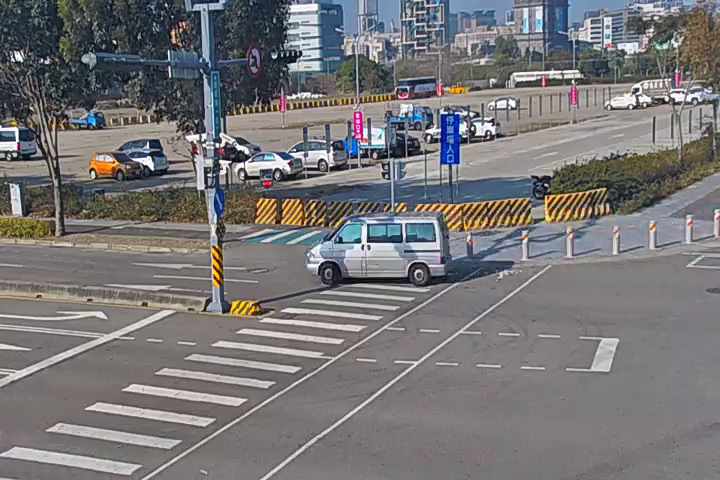 大鵬路/經貿路(右側車流往凱旋路)