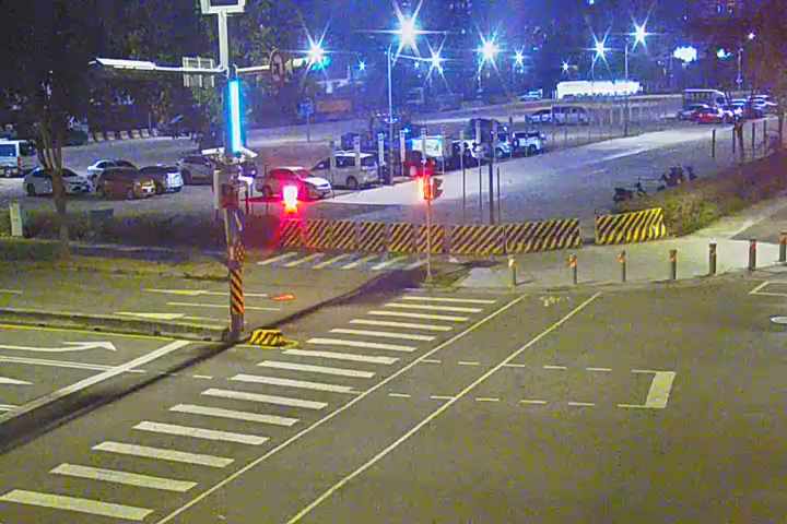 台中市北屯區大鵬路/經貿路(右側車流往凱旋路)