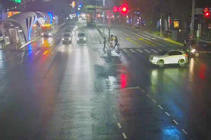 台中市道路 [07183]臺灣大道/東興路(右側車流往台中火車站),Taiwan Blvd /Dongxing Rd.(Right side Traffic flow to Taichung Station) 距離1.1公里