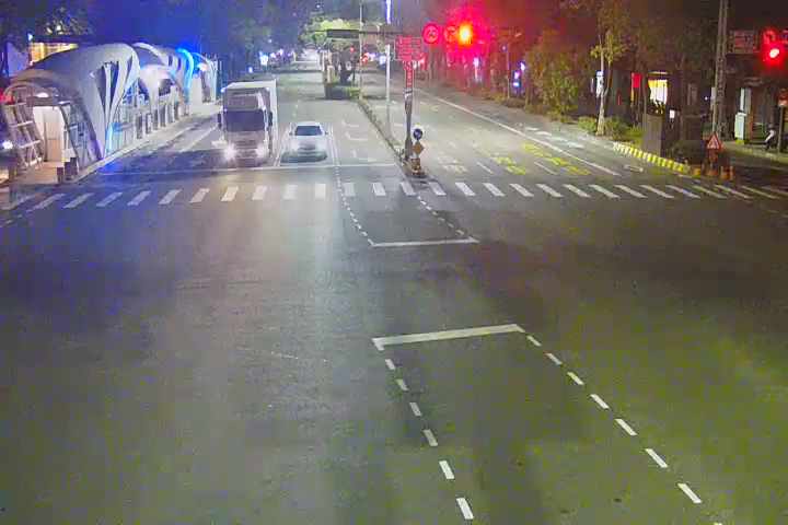 臺灣大道/東興路(右側車流往台中火車站)