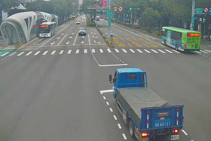 臺灣大道/東興路(右側車流往台中火車站)