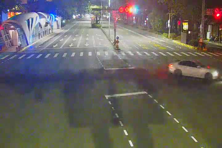 臺灣大道/東興路(右側車流往台中火車站)