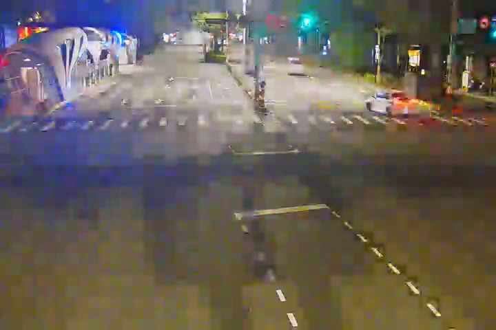 臺灣大道/東興路(右側車流往台中火車站)